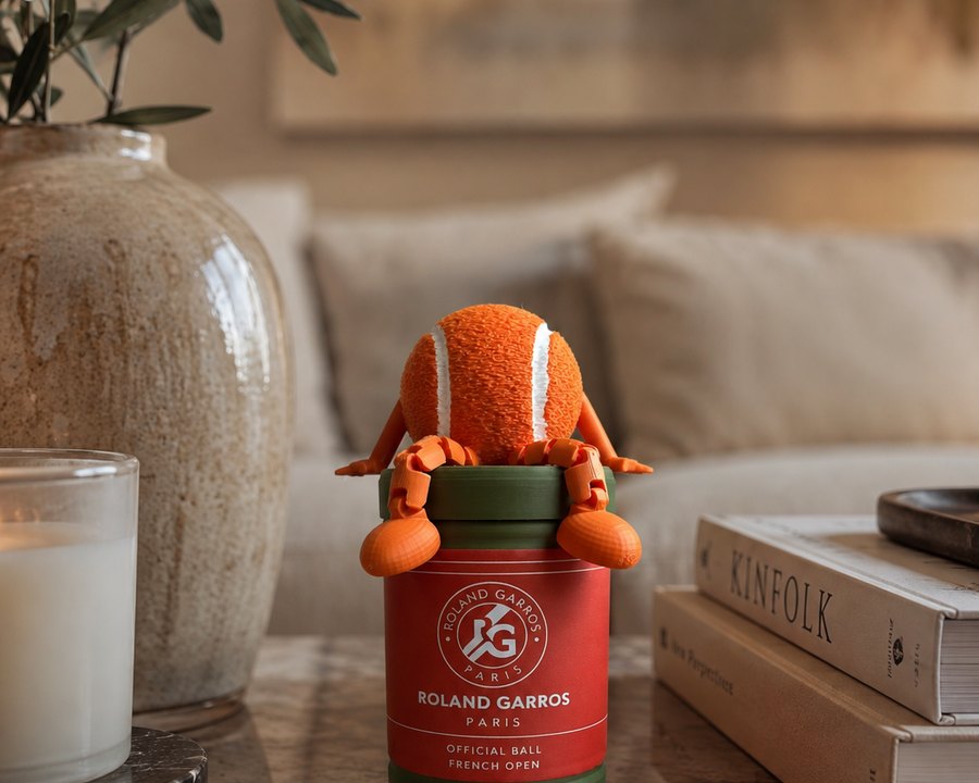Roland Garros sobre seu tubo temático em um ambiente decorado